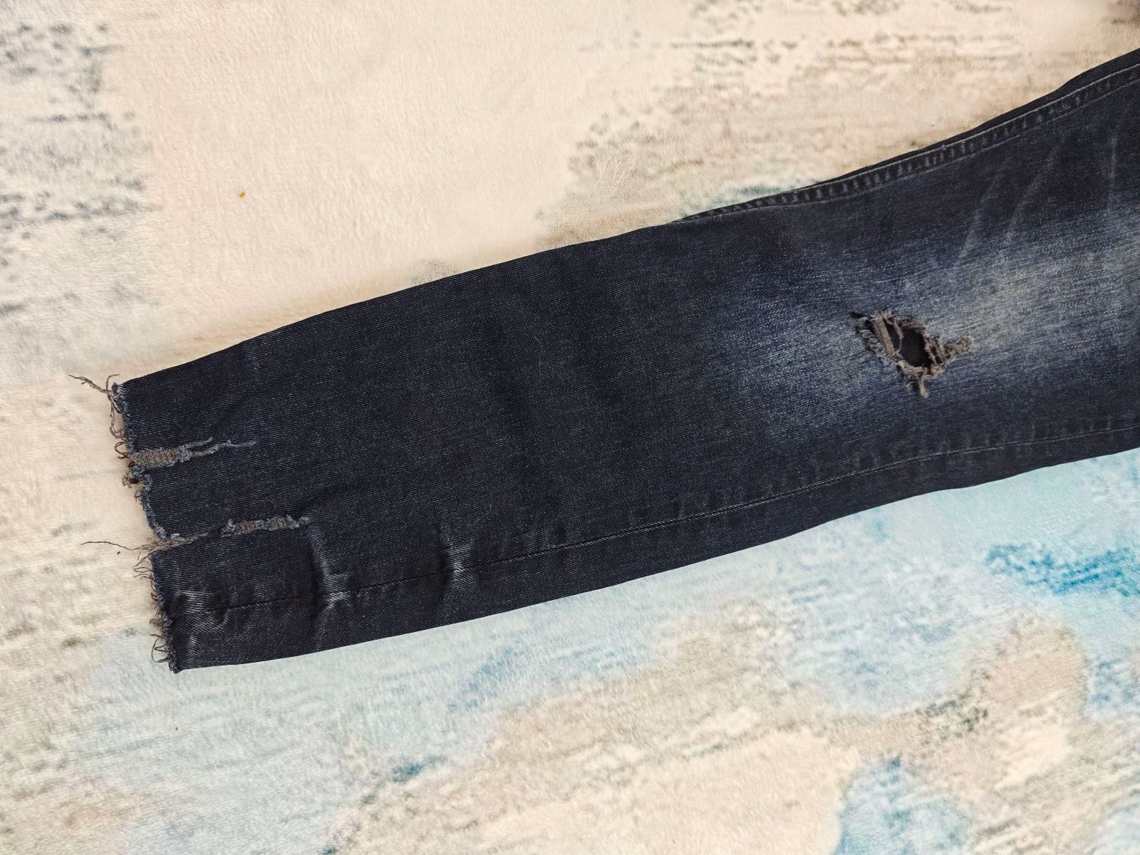Pull&Bear Calças Skinny Ripped para Homem com Bainha Bruta e Estilo Y2K Streetwear Azul Escuro Tamanho 40 – photo 14